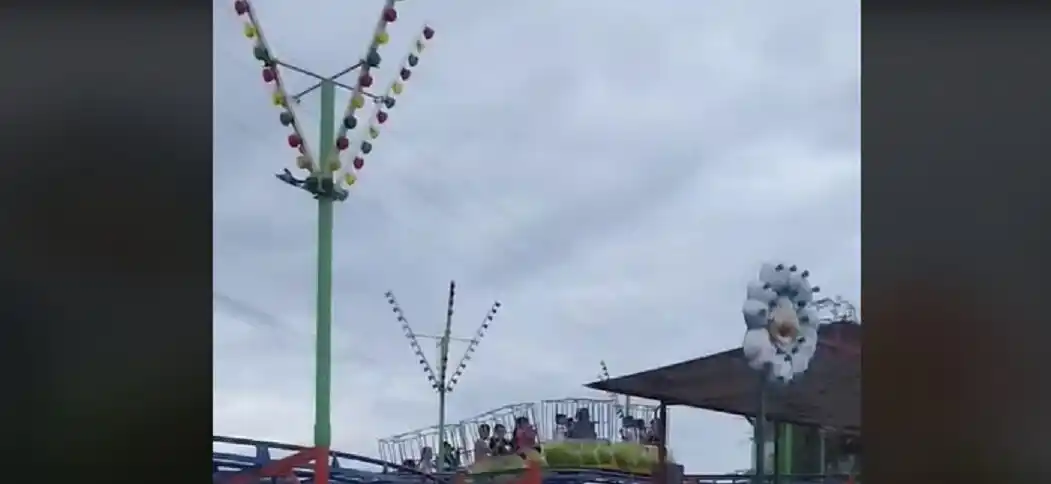 «SE FUE LA LUZ, COMPADRE»: Niños se quedan varados en atracción de parque de diversiones en Maracaibo (+VIDEO)