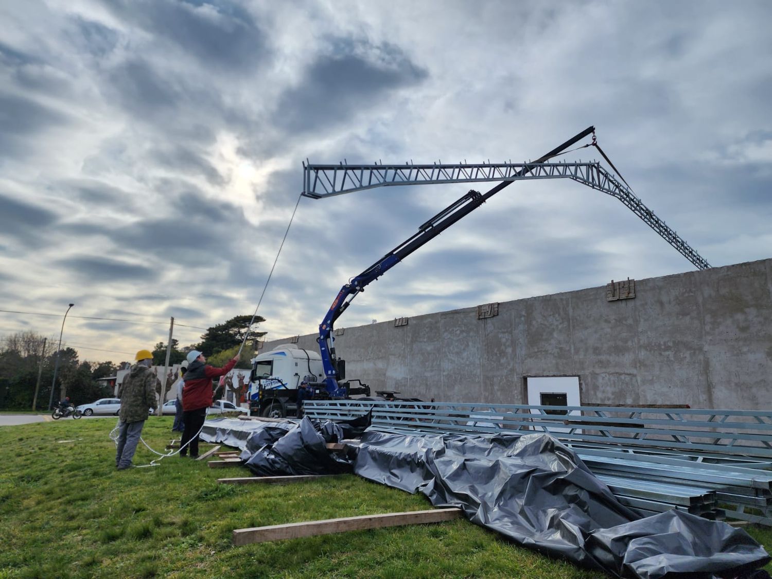 Además del techado, se efectuará la instalación eléctrica independiente del polideportivo.