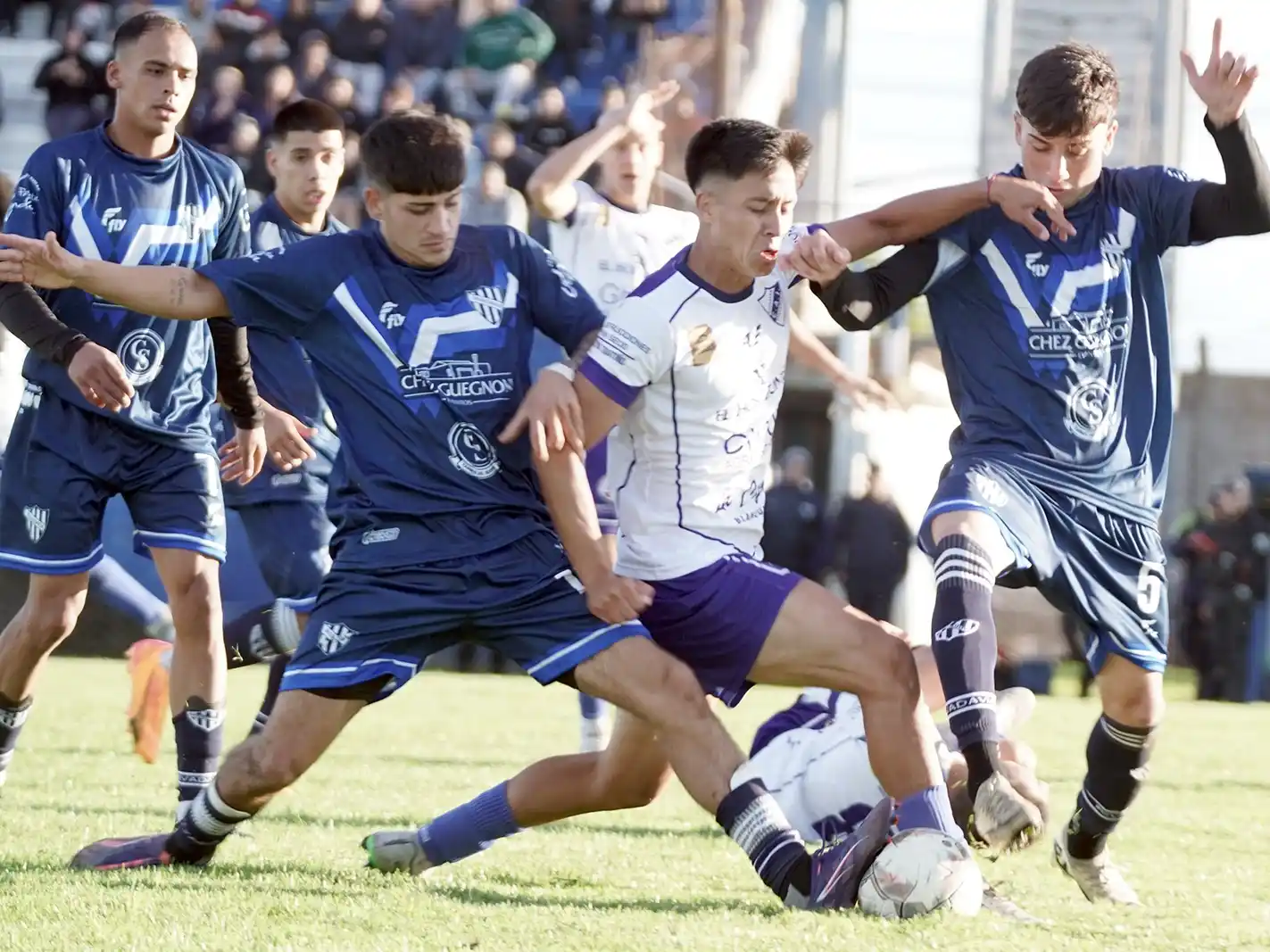 Disputa de la pelota. Entre Arce de Independiente, Álvarez y Picón de Rivadavia