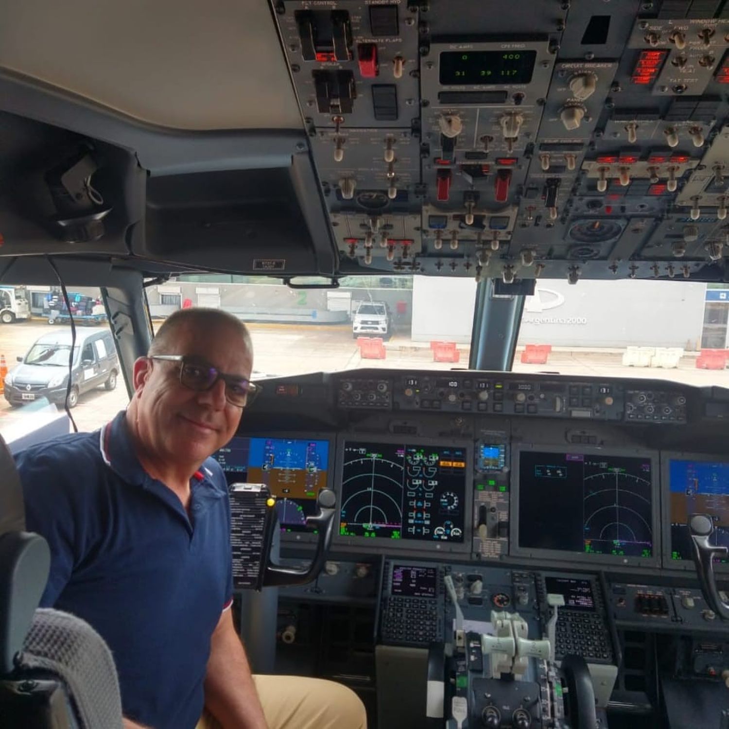 Marcelo Huarte recorriendo la cabina de un avión.