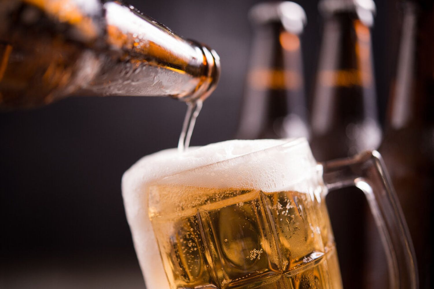 Regalarán cerveza para incentivar la vacunación entre los jóvenes