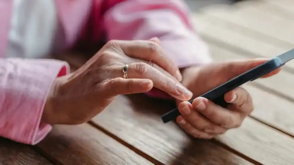 La mujer se comunicó con los estafadores por llamadas de WhatsApp. Imagen ilustrativa.
