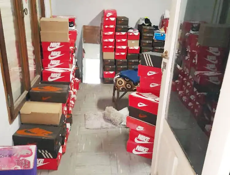 Ofrecerían en las redes sociales mercaderías que robaron en un Showroom