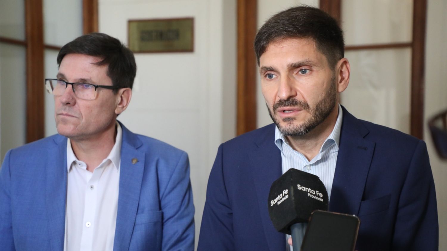 El ministro de Educación José Goity junto al gobernador Pullaro.