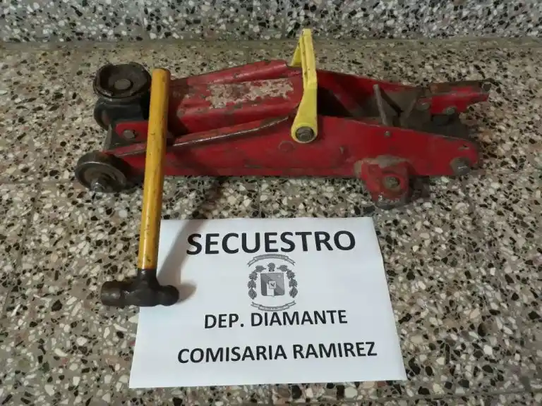 El vecino le sustrajo el gato hidráulico y un martillo