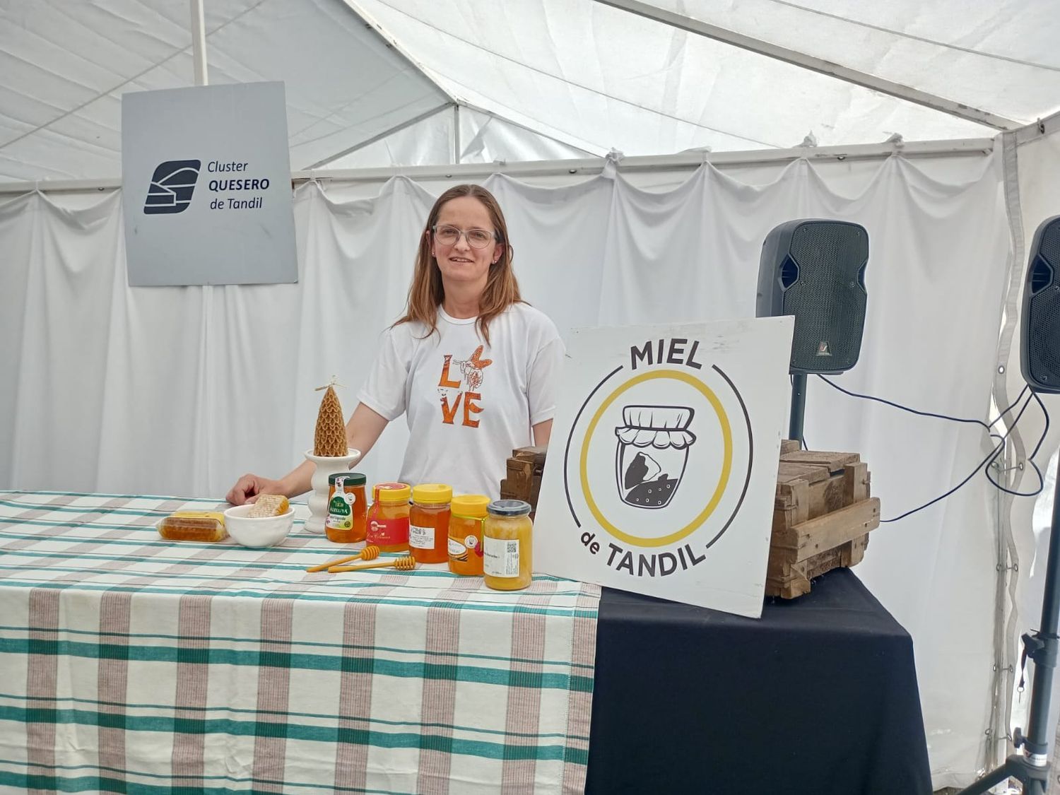 Micaela Christensen, productora apícola e integrante del Grupo de Fraccionadores de Miel de Tandil.