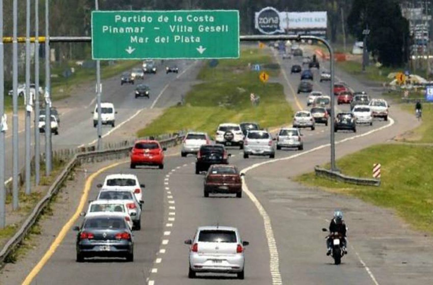 Éxodo turístico: más de dos mil autos circulan por hora en la Ruta 2