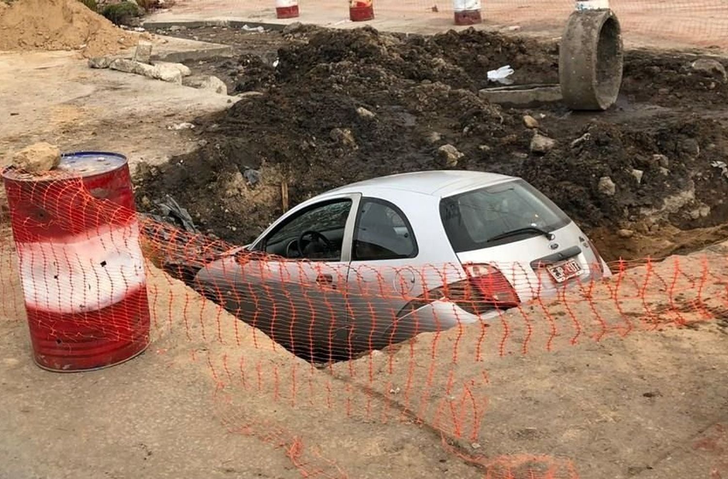 No vio la obra y terminó con el auto en un pozo