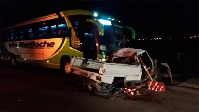 Cuatro muertos en un choque entre un colectivo y una camioneta en Bariloche