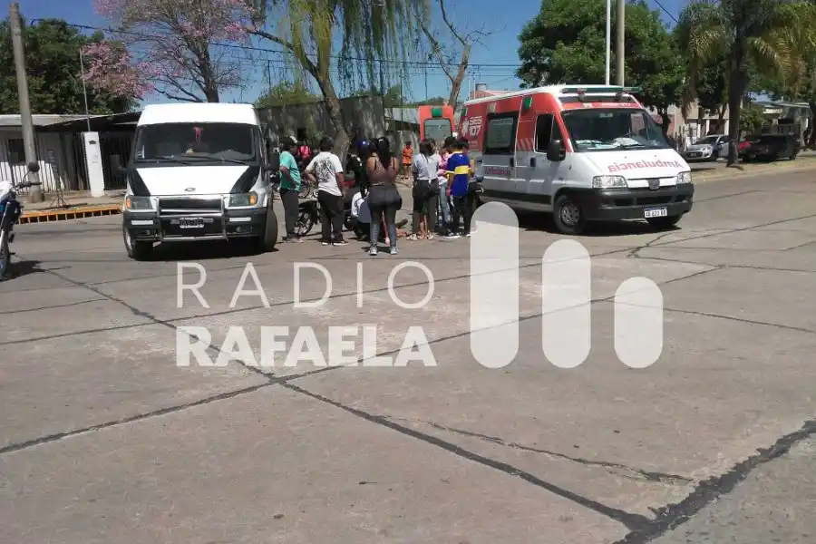 Accidente de tránsito: choque entre una moto y una camioneta en Av. Aristóbulo del Valle