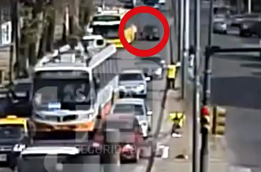 Video: un automovilista chocó a un niño de 10 años que bajó de un colectivo