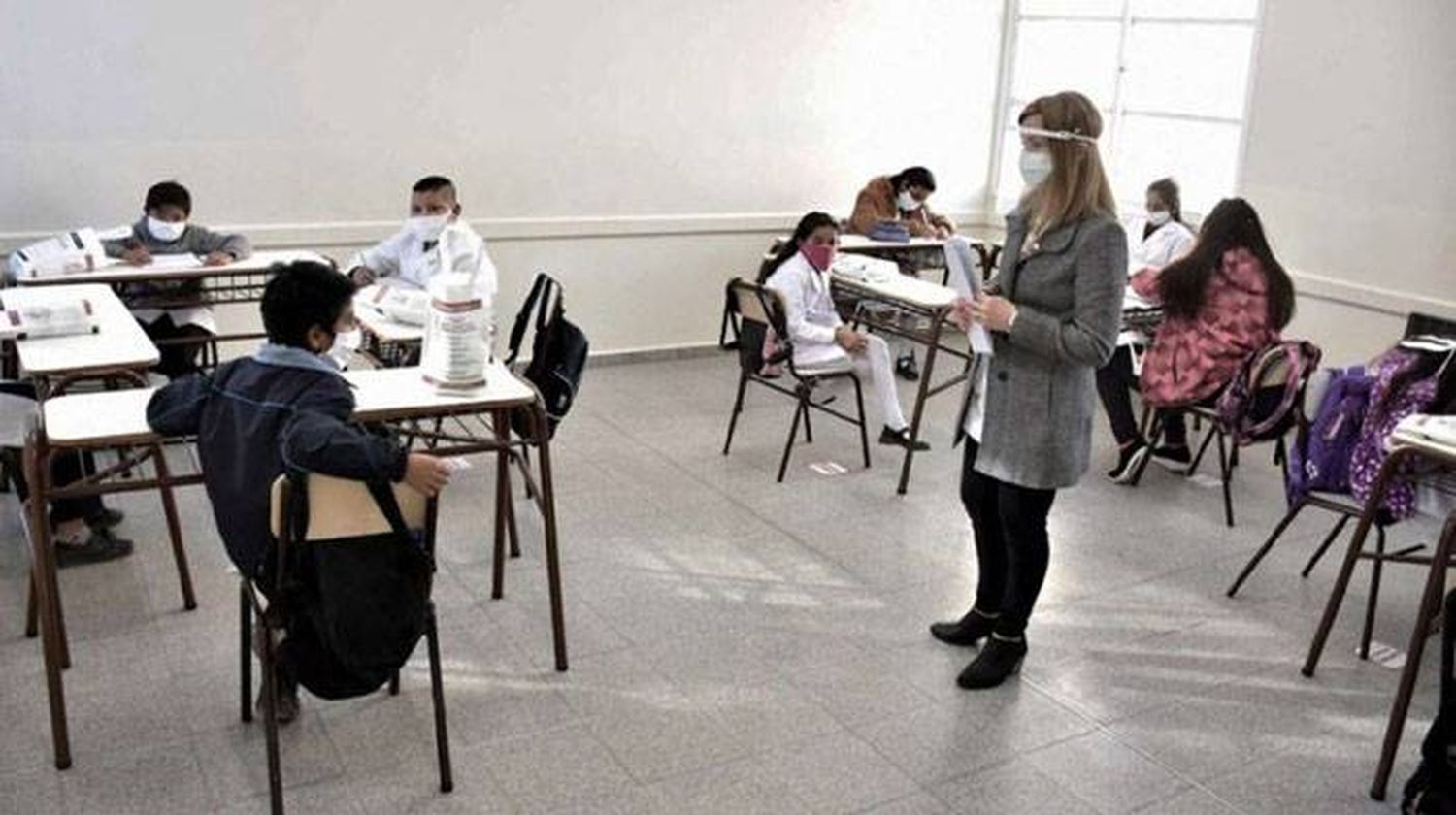 Los chicos que no estén vacunados tendrán clases virtuales o en aulas híbridas