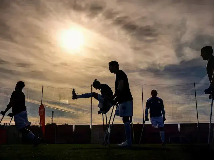 La Conference League de fútbol para amputados nació como una opción internacional para clubes sin ligas nacionales consolidadas. Foto: AP/Andreea Alexaandru