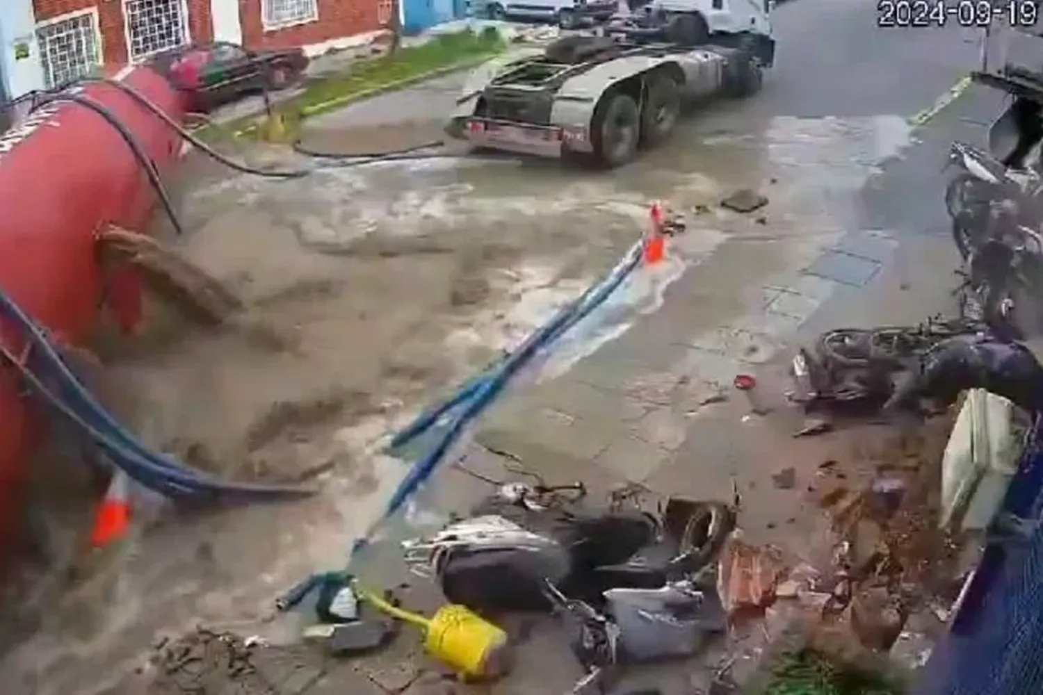 Por una mala maniobra, tumbó un camión atmosférico e inundó de desechos una cuadra de Mar del Plata