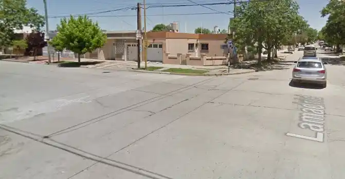 El motociclista de 78 años sufrió varias fracturas.