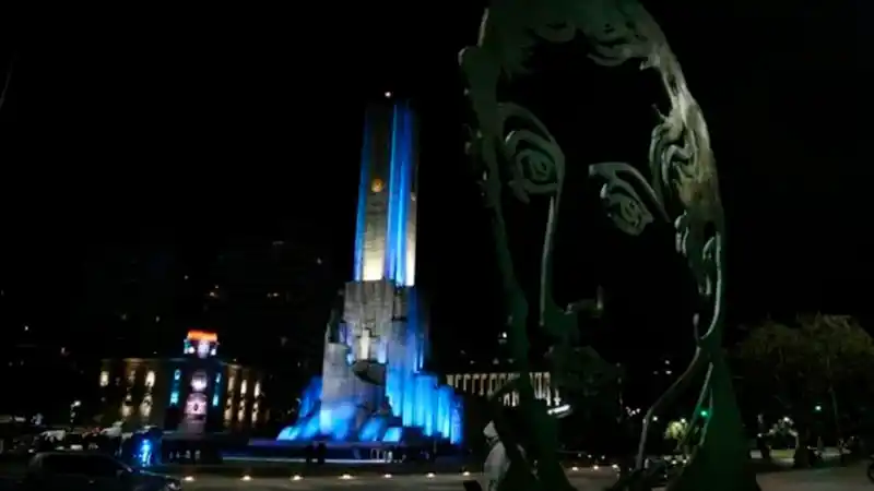 El Monumento a la Bandera se "vistió" de celeste y blanco para celebrar la Copa