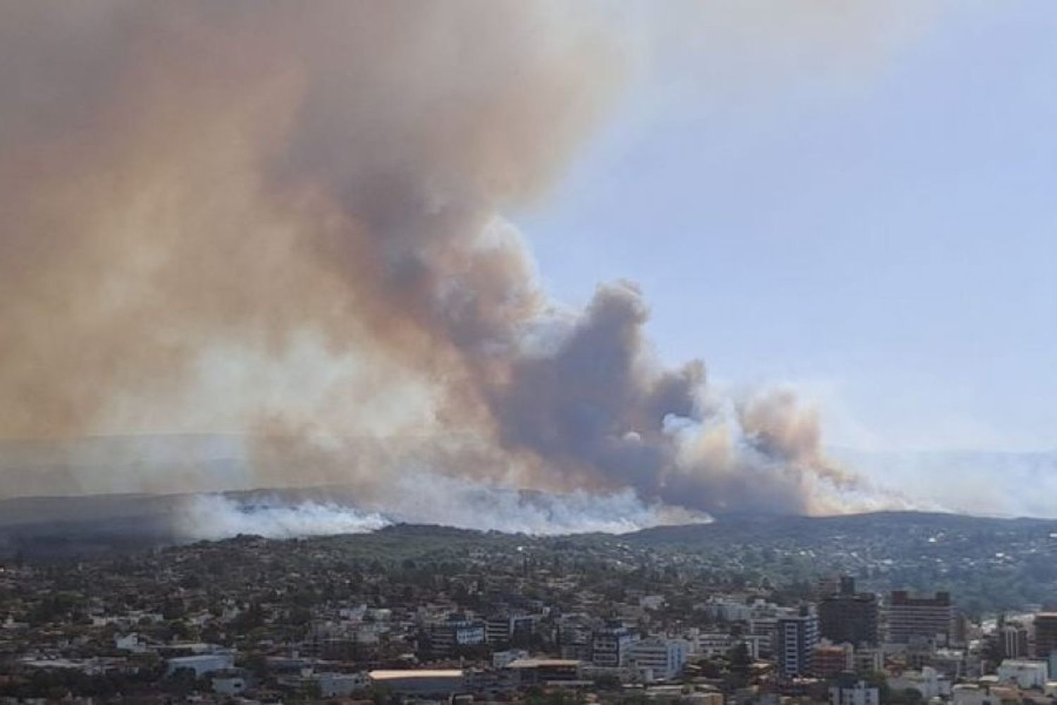 Llaryora pidió que haya "penas más fuertes" para los autores de incendios en Córdoba