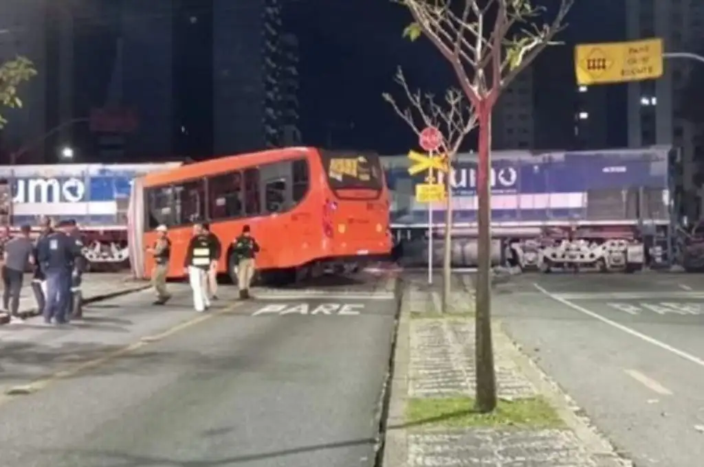 Un tren partió en dos a un colectivo