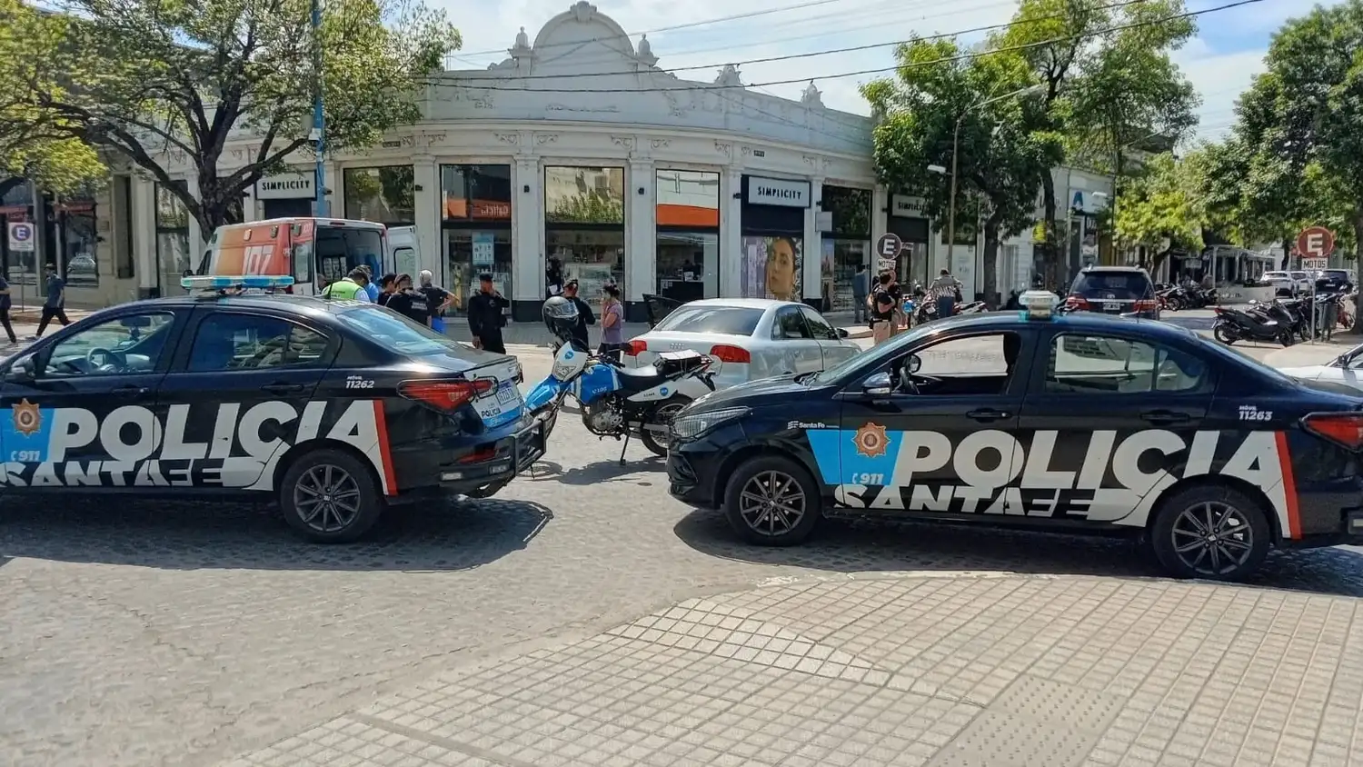 Choque en Bv. Santa Fe: un auto "se llevó puesta" una moto Audi y terminaron esparcidos limones y un kilo de helado - 1
