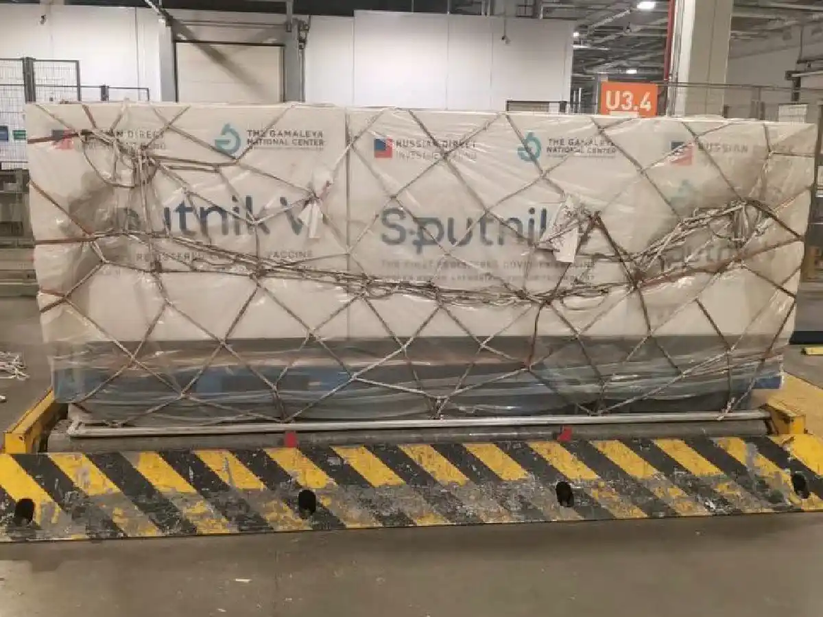 Aterrizó en Moscú el vuelo que traerá la vacuna Sputnik V