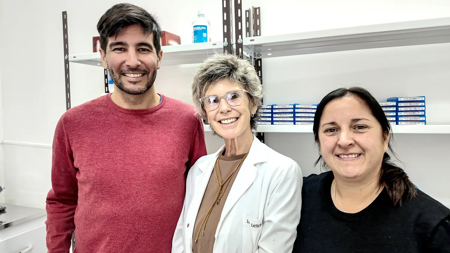 Hospital Taraborelli. La directora Leticia Bilbao junto a los técnicos del laboratorio, Rodrigo Irigoyen y Silvina Kistrup