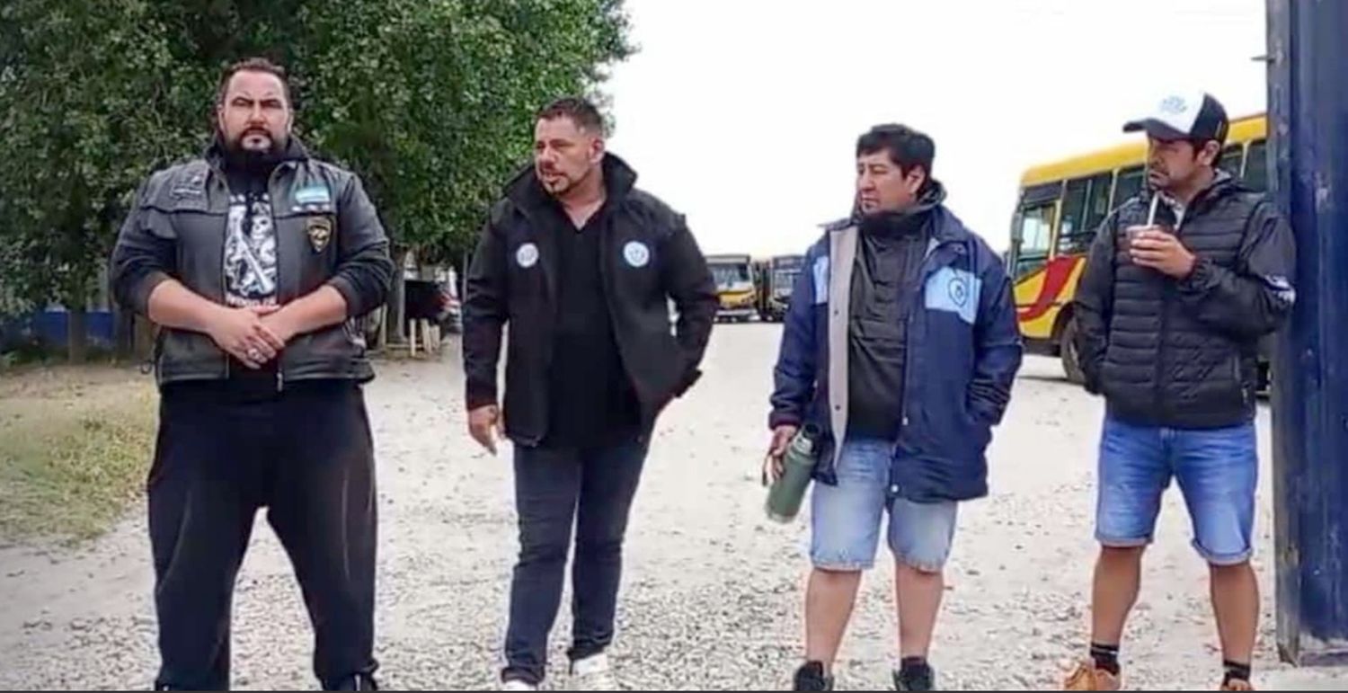 Dirigentes. Urrutia hablando a los trabajadores colectiveros, secundados por Matías Jordán (izquierda), Mateo Gonzalía (centro) y Mariano de la Vega (derecha).