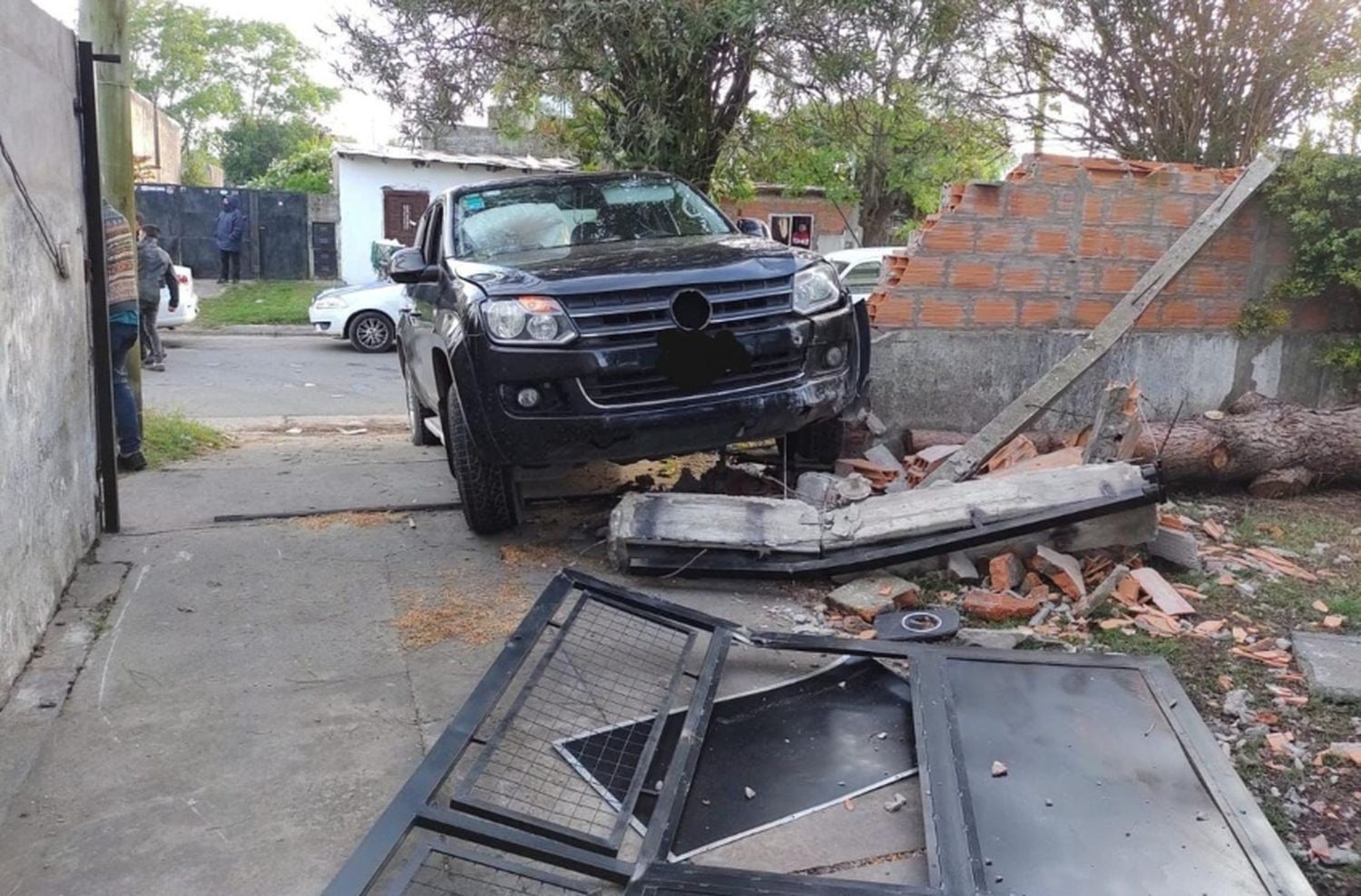 Se incrustó en una casa, lesionó a una menor y se fue