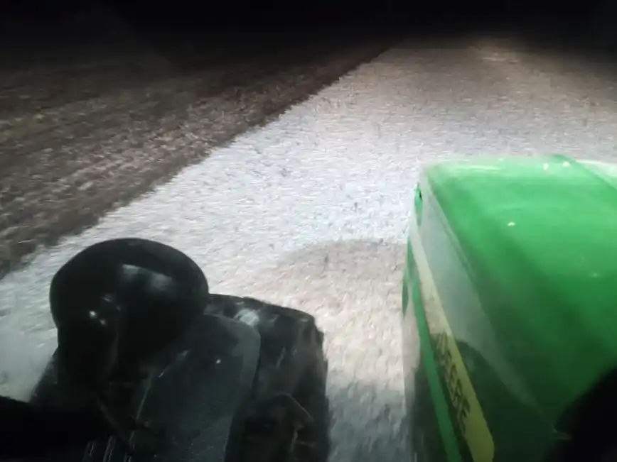 Un productor compartió un video mientras nevaba y sembraba trigo en un campo cercano a Tandil