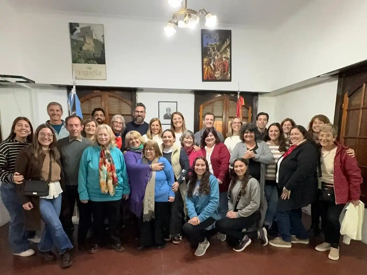 Una imagen de la actual comisión directiva del Club Español. La nueva conducción surgió de una lista de consenso que mantiene parte del grupo que impulsó importantes cambios en la institución y que sumó a jóvenes con poder de decisión