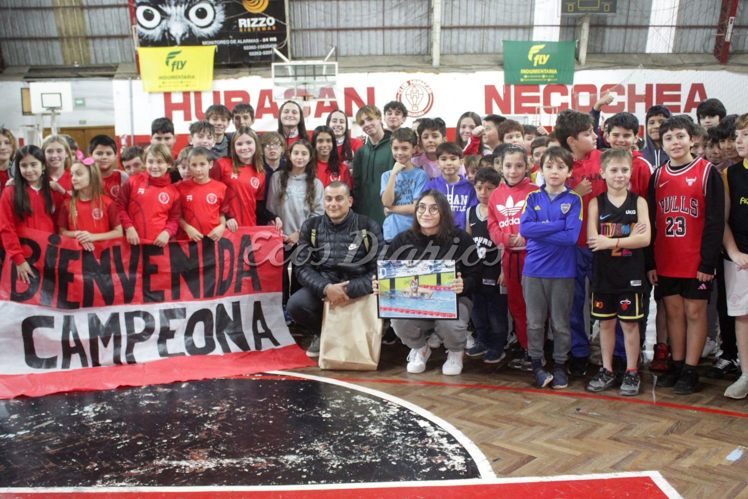 Guadalupe Angiolini junto a todos los juveniles del Club Huracán