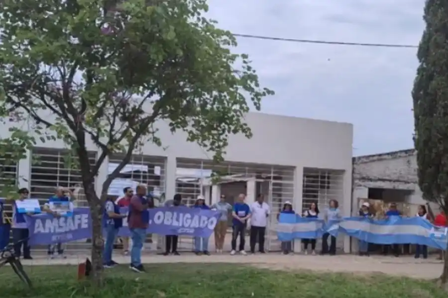 En un abrazo simbólico, reclamaron por obras inconclusas en escuelas a las que asisten más de 300 alumnos