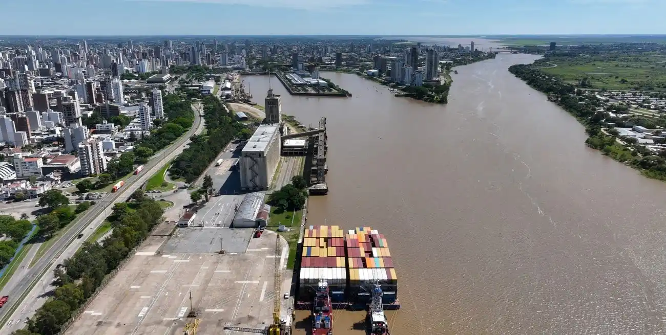 Imagen del absurdo. El puerto está operativo, los contenedores disponibles, pero las barcazas "paraguayas" no pueden operar. Sturzenegger podría corregir por decreto un límite que impone la ley de cabotaje para navieras nacionales que no existen. Fernando Nicola