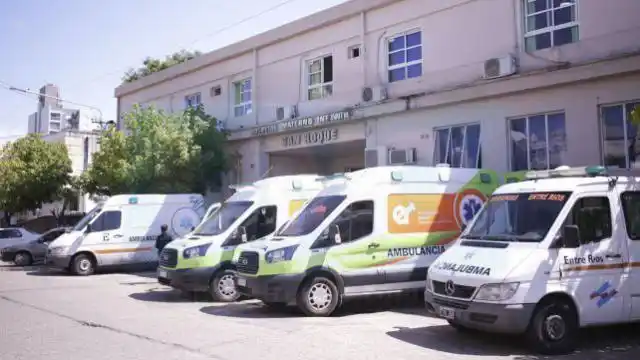 Dio marcha atrás con el auto y chocó a su beba