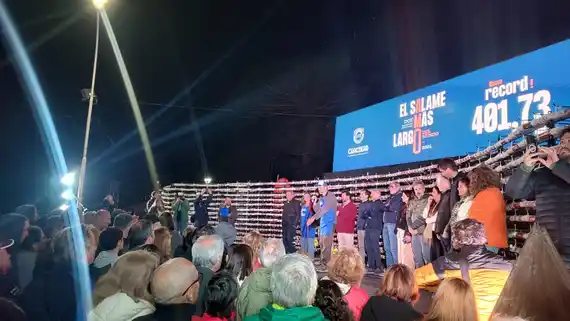 Tandil volvió a batir el récord del salame más largo del mundo y alcanzó los 401,73 metros