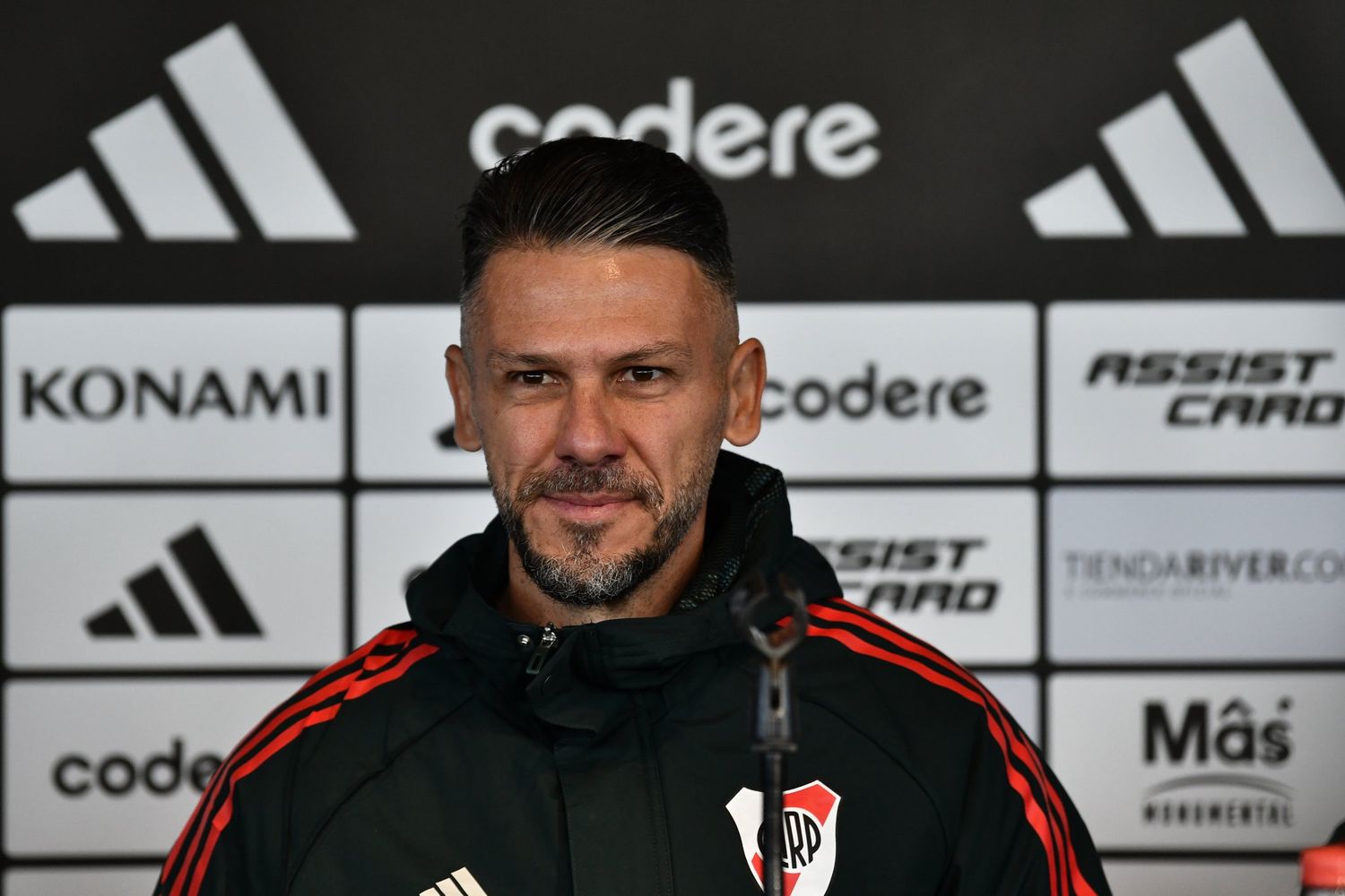Demichelis no encuentra el equipo y hay malestar interno