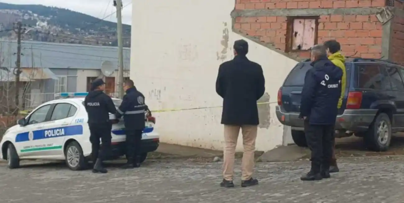 Detuvieron a una mujer acusada de asesinar a su pareja de una puñalada en el cuello.