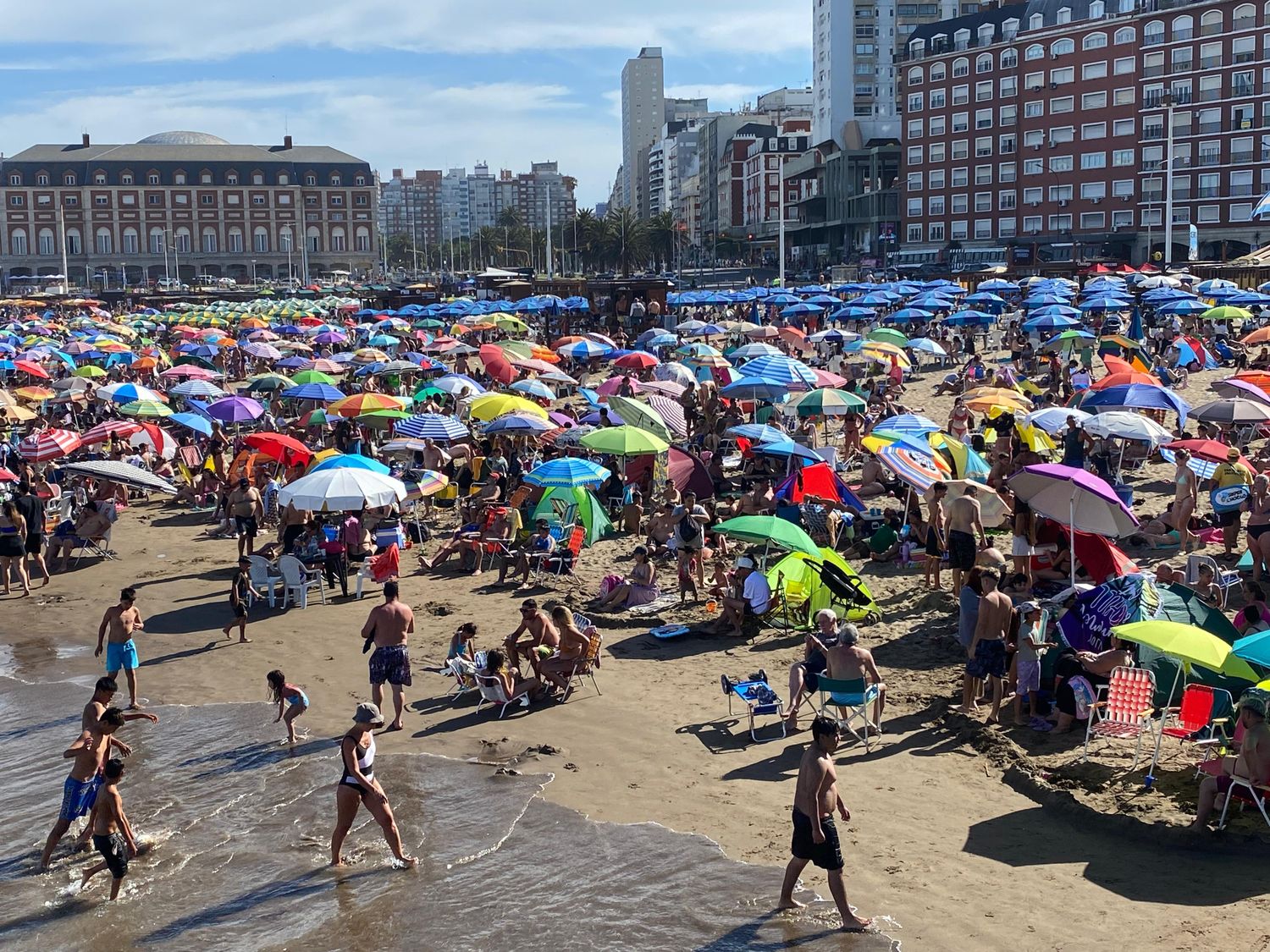 "Ayer hice 500 lucas": Javier Milei compartió un video de los vendedores de la playa de Mar del Plata