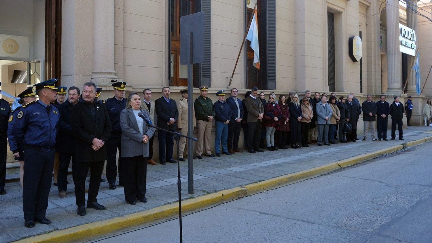 Autoridades presentes en el acto de inauguración del nuevo edificio.