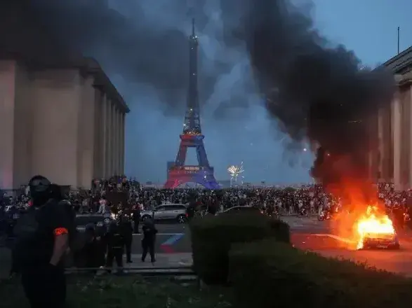 Disturbios en París durante la celebración del pase a semis en el mundial 2026. Foto:AP