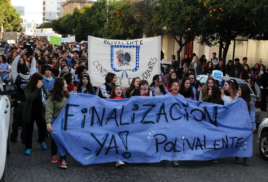 Tras una masiva marcha, Polivalente recibió la confirmación de la reanudación de la obra 