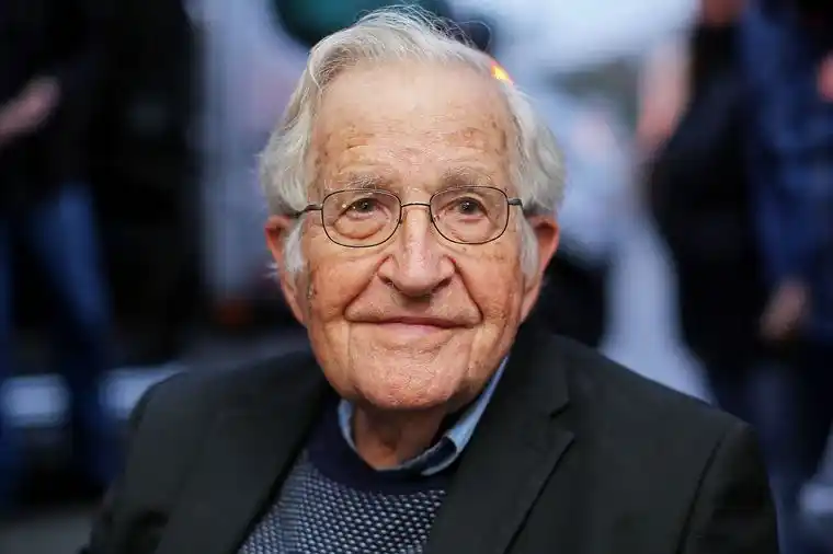 Chomsky, de 95 años, permanece internado en San Pablo, Brasil