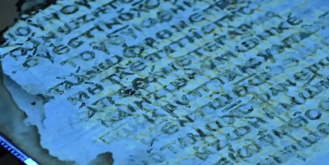 Entre las páginas recuperadas figuran listas de capítulos de las cartas de San Pablo.