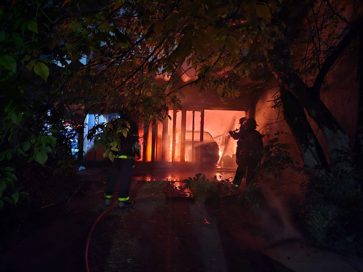 Destrucción total: se incendió un vehículo estacionado en el interior de una casa