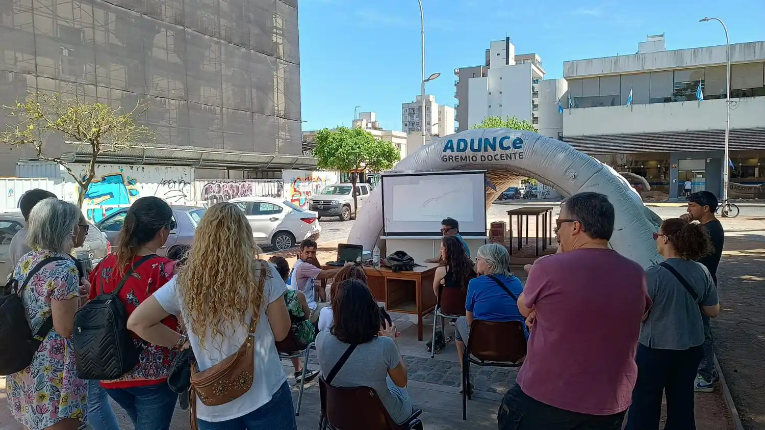 Clases públicas frente al Rectorado, en defensa de la Unicen.