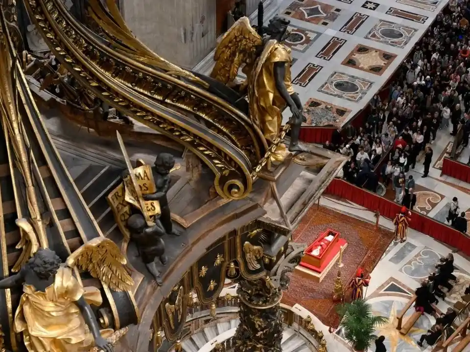 La ceremonia fue presidida por el camarlengo Kevin Farrell.