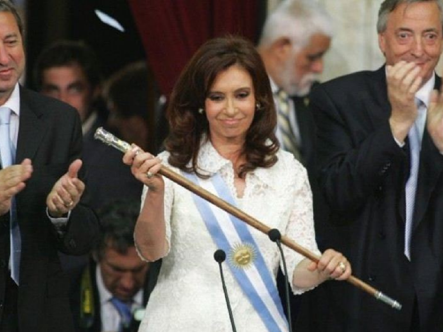 Bonadio ordenó que le devuelvan las bandas y bastones presidenciales a Cristina Kirchner