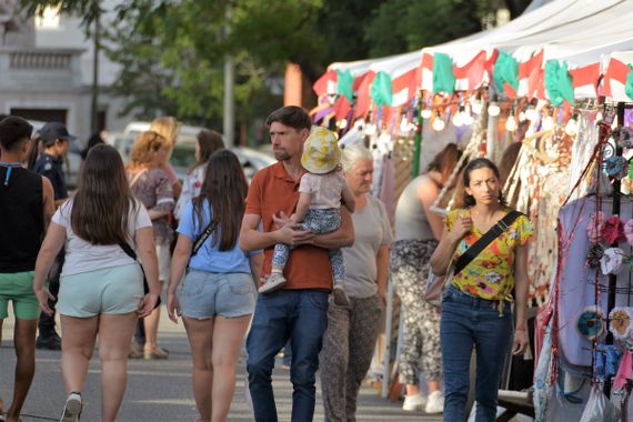 Con el foco en los emprendedores locales, el Mercado Navideño tuvo su gran debut en la Diagonal Illia
