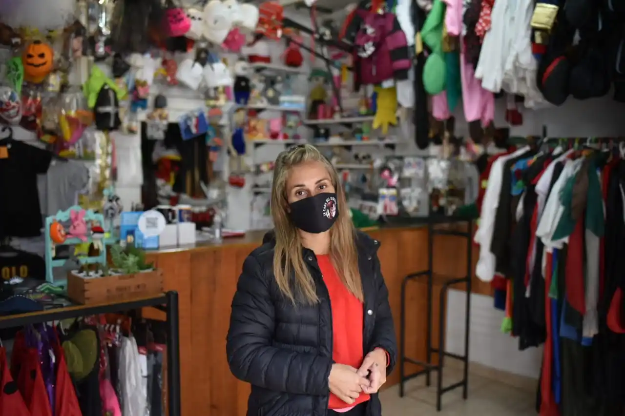 Elisa y Carla, de los disfraces y las artesanías a la confección y venta de tapabocas