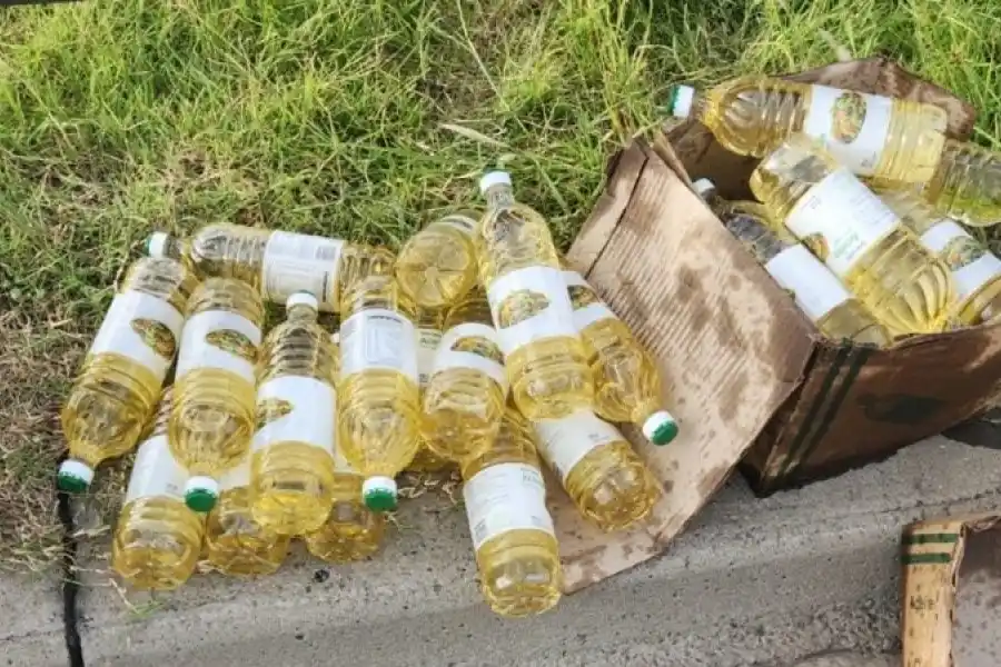Venden en Marketplace las botellas de aceite que transportaba un camión que volcó