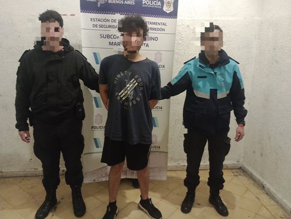 Enfurecido en una gresca pateó y tiró dos motos